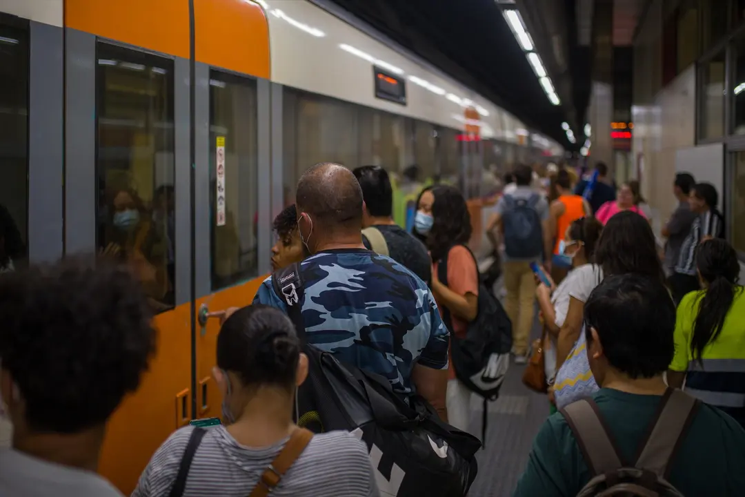 Viajeros suben a un tren en uno de los andenes de la estaci&oacute;n de Sants. Lorena Sop&ecirc;na / EP / Archivo