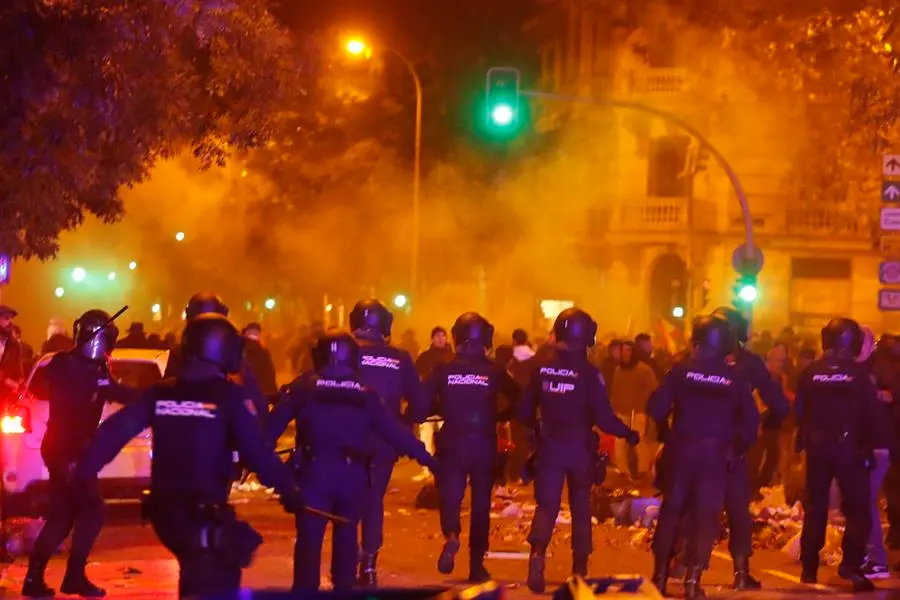 MADRID, 06/11/2023.- Agentes de la Polic&iacute;a Nacional intervienen durante la concentraci&oacute;n de este lunes frente a la sede del PSOE en la calle Ferraz, en Madrid, contra los pactos de investidura del presidente en funciones, Pedro S&aacute;nchez, que incluyen una ley de amnist&iacute;a. EFE/ J.P. Gandul