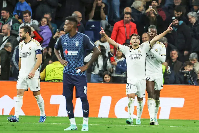 El centrocampista del Real Madrid Brahim D&iacute;az (2-d) celebra tras marcar ante el Braga, durante el partido de la Liga de Campeones en el estadio Santiago Bernab&eacute;u, en Madrid. EFE/Kiko Huesca
