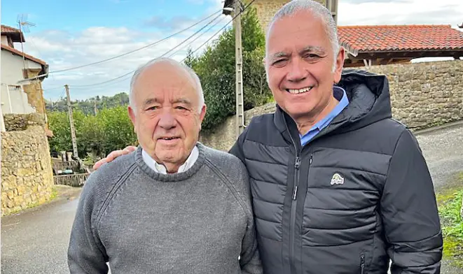 El presidente de la Asociaci&oacute;n Costa Central Altamira, Jos&eacute; Antonio Morante junto a Juan Ram&oacute;n Lucas durante su visita a nuestra regi&oacute;n.  / alerta