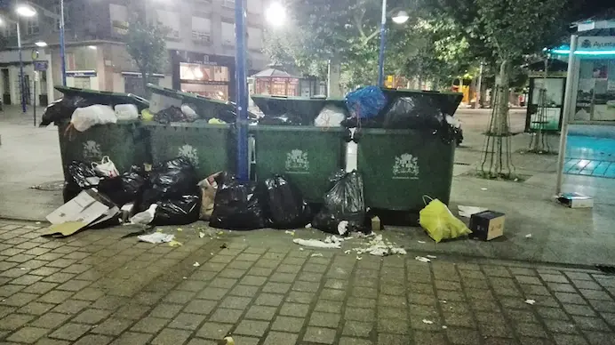 Cubos de basura llenos de residuos y tambi&eacute;n alrededor de ellos. / ep