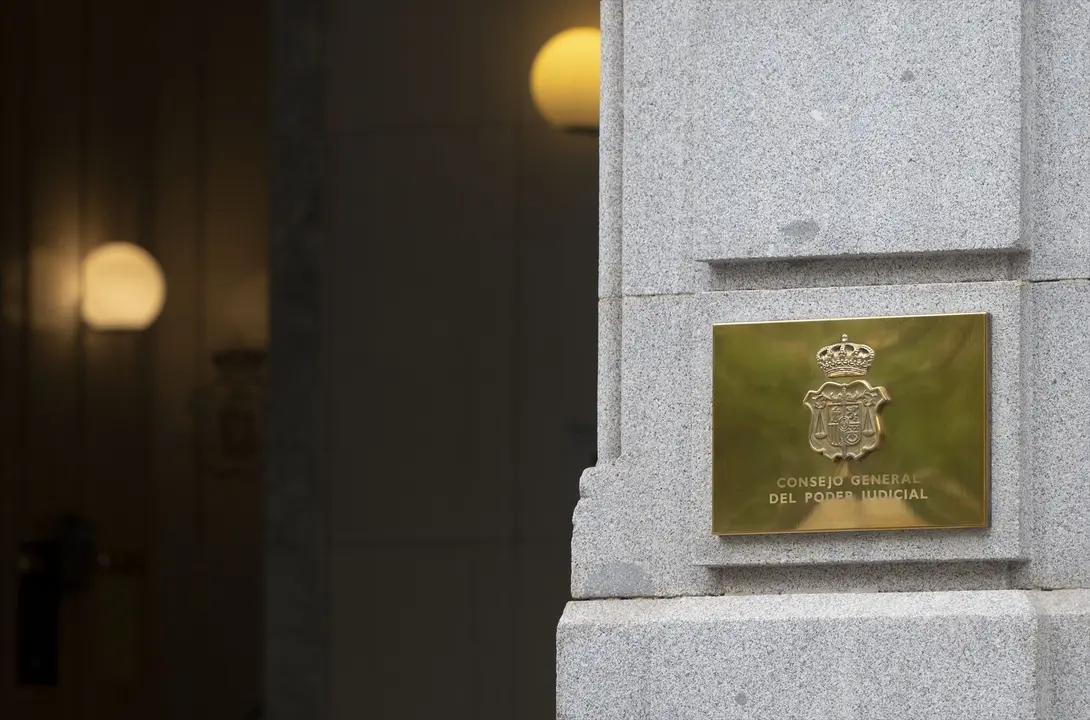 Placa en una columna del Consejo General del Poder Judicial, en el CGPJ. EP / Alberto Ortega