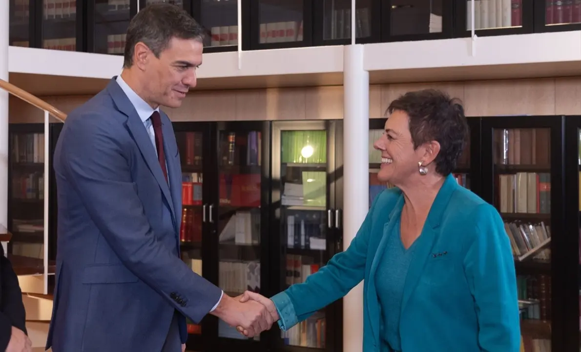 (I-D) El secretario de Organizaci&oacute;n del Partido Socialista, Santos Cerd&aacute;n y el presidente del Gobierno en funciones, Pedro S&aacute;nchez, reciben a la portavoz de EH Bildu en el Congreso de los Diputados, Mertxe Aizpurua, durante su ronda de contactos.  EP / Eduardo Parra