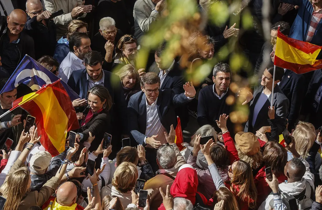 (I-D) La secretaria general del Partido Popular, Cuca Gamarra, el presidente del Partido Popular, Alberto N&uacute;&ntilde;ez Feij&oacute;o, y el presidente del PPCV y presidente de la Generalitat Valenciana, Carlos Maz&oacute;n, durante un acto del PP contra la amnist&iacute;a, la semana pasada en Valencia. EP / Rober Solsona