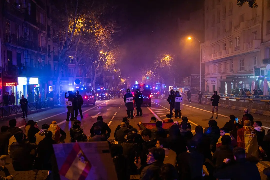 Manifestantes frente a agentes de Polic&iacute;a Nacional durante una protesta en la calle Ferraz. EP / Matias Chiofalo