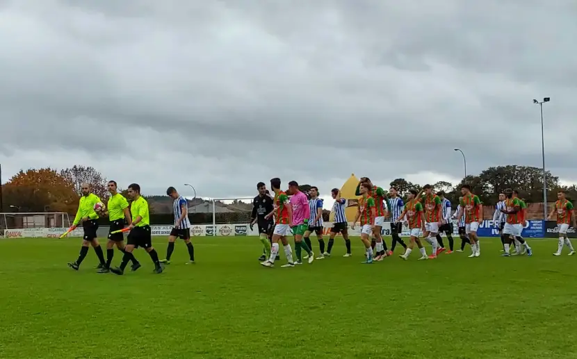 Los jugadores saltando al terreno de juego para finalizar con la Gimn&aacute;stica de Torrelavega perdiendo.