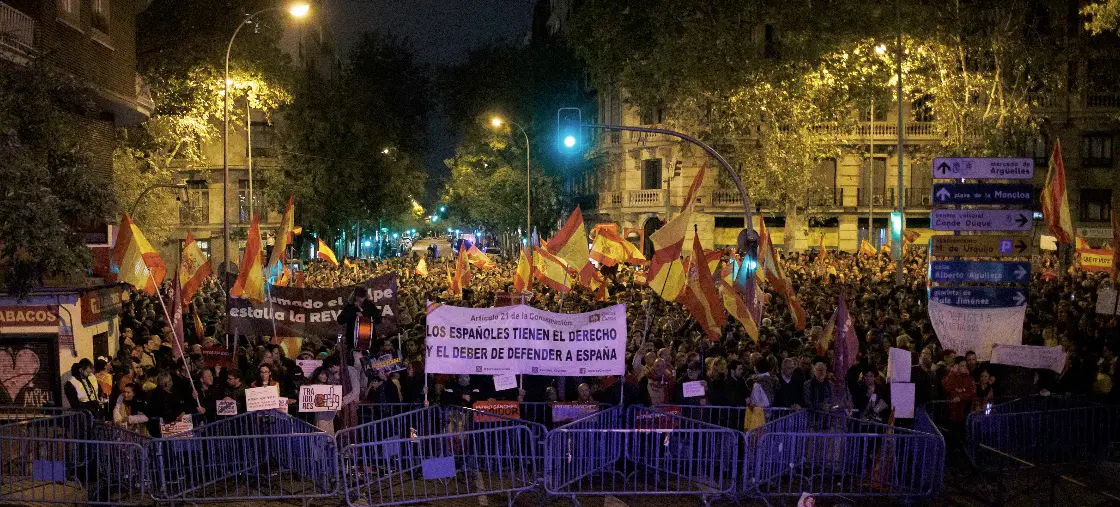Miles de personas portan carteles y pancartas frente a la Polic&iacute;a, durante una protesta en la calle Ferraz, a 10 de noviembre de 2023, en Madrid (Espa&ntilde;a). Centenares de personas se han vuelto a concentrar frente a la sede del PSOE en la calle Ferraz en la octava jornada de protestas despu&eacute;s de que la noche de ayer, 9 de noviembre terminase con cargas policiales y 24 detenidos. La jornada de hoy ha estado marcada por la firma de acuerdo del PNV y Coalici&oacute;n Canaria para investir al presidente del Gobierno en funciones y candidato a la reelecci&oacute;n, Pedro S&aacute;nchez, y tras el pacto entre el PSOE y Junts ayer en Bruselas. El pacto con Junts incluye una posible ley de amnist&iacute;a a los condenados del &lsquo;proc&eacute;s&rsquo;. La concentraci&oacute;n ha coincidido con otras en ciudades como Santander, Barcelona, Valencia, Bilbao o M&eacute;rida, entre otras.
Fecha: 10/11/2023. leer menos

Firma: Alejandro Mart&iacute;nez V&eacute;lez / Europa Press
