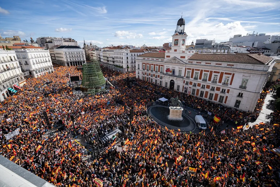 Miles de manifestantes durante una concentraci&oacute;n contra la amnist&iacute;a en la Puerta del Sol en Madrid. EP / Diego Radam&eacute;s