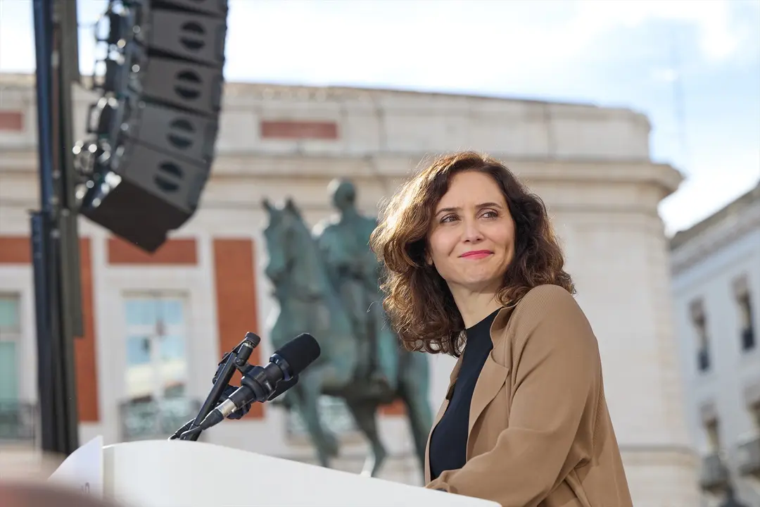 La presidenta de la Comunidad de Madrid y del PP de Madrid, Isabel D&iacute;az Ayuso, interviene durante una manifestaci&oacute;n contra la amnist&iacute;a, en la Puerta del Sol. EP / Jes&uacute;s Hell&iacute;n