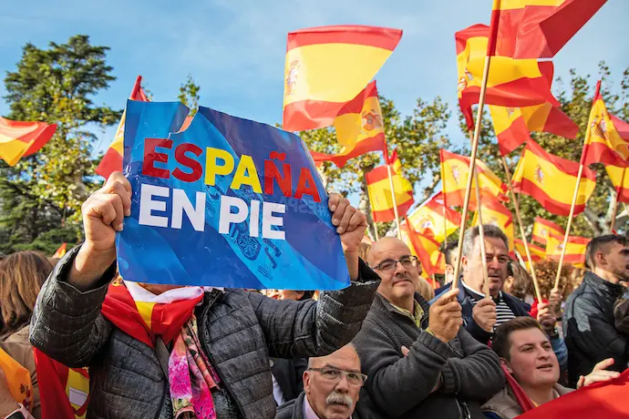 LOGRO&Ntilde;O 12/11/2023.- La manifestaci&oacute;n convocada por el PP en protesta contra una futura ley de amnist&iacute;a ha congregado este domingo a m&aacute;s de 25.000 personas en el c&eacute;ntrico paseo del Espol&oacute;n de Logro&ntilde;o.-EFE/ Raquel Manzanares
