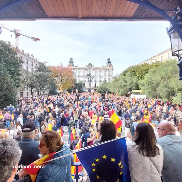 La Plaza de Pombo en Santander acogi&oacute; ayer a miles de personas que se manifestaron contra las pol&iacute;ticas del PSOE. / MARIANO MORA