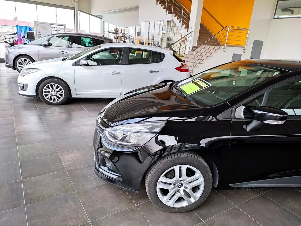 Coches usados en un concesionario. EP