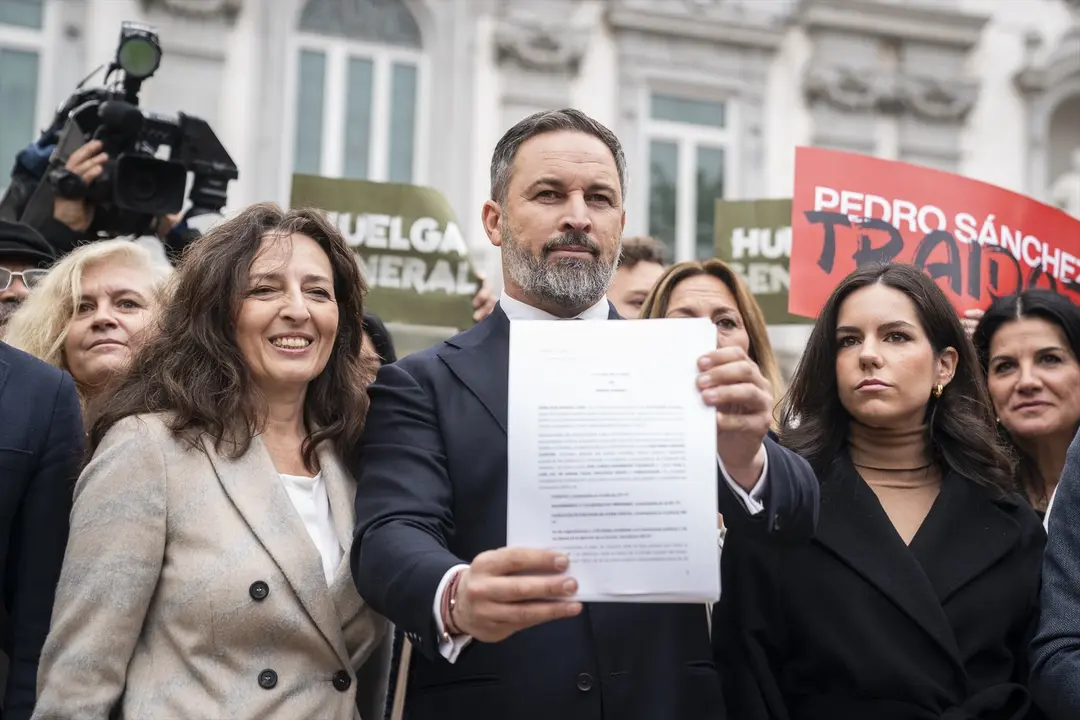 El l&iacute;der de Vox, Santiago Abascal (c), posa con una querella junto a sus diputados, en el Tribunal Supremo. EP / A. P&eacute;rez Meca