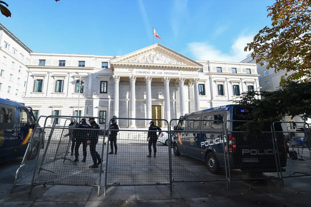 Un furg&oacute;n de la Polic&iacute;a Nacional controla la zona del Congreso de los Diputados. EP / Gustavo Valiente