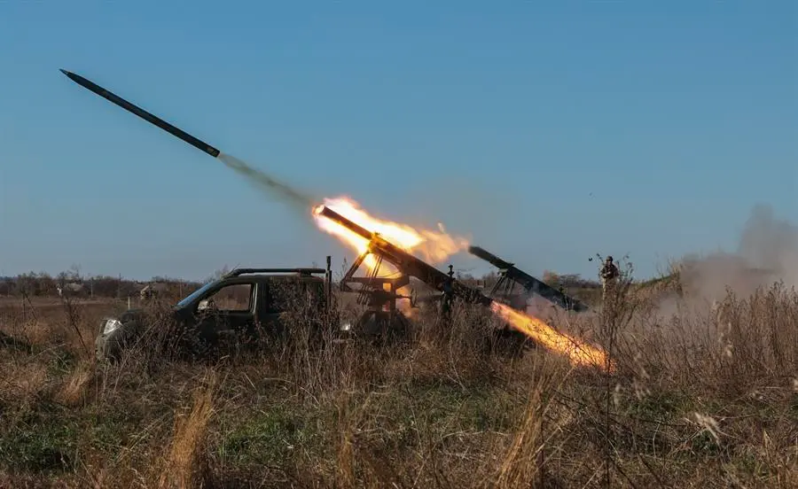Soldados ucranianos disparan lanzacohetes Partizan en primera l&iacute;nea en la zona de Zaporiyia, Ucrania. EFE / KATERYNA KLOCHKO
