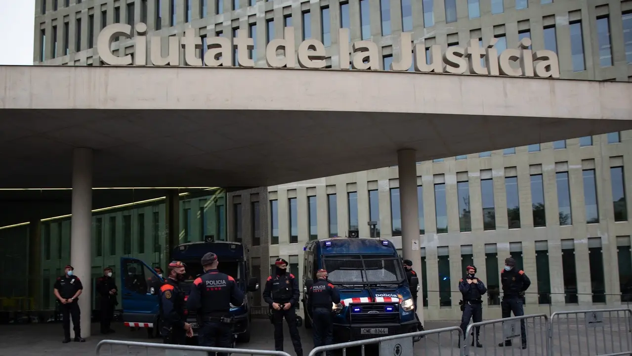 Mossos d'Esquadra ante la Ciutat de la Just&iacute;cia. / Alerta