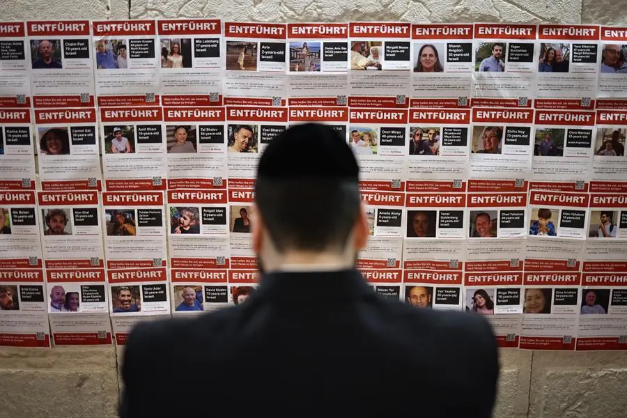 carteles con fotos de los rehenes secuestrados por Ham&aacute;s en la sinagoga de Muenstersche Strasse en Berlin. EFE / CLEMENS BILAN
