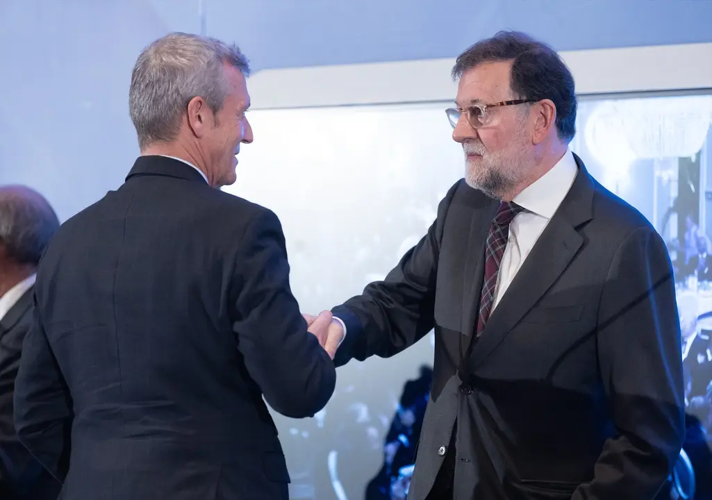 El presidente de la Xunta de Galicia, Alfonso Rueda (i), saluda al expresidente del Gobierno Mariano Rajoy (d). EP / Eduardo Parra