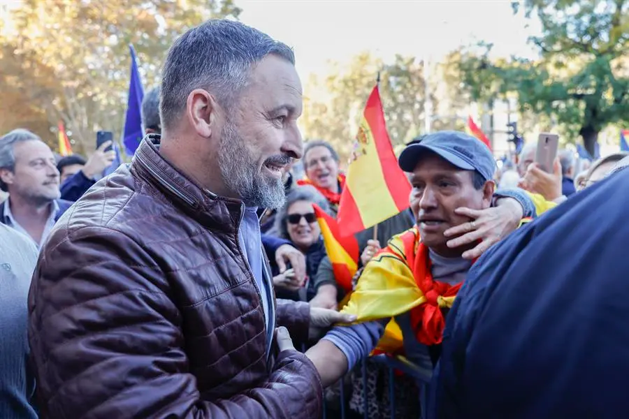 El l&iacute;der de Vox, Santiago Abascal (i), salida a los asistentes a la manifestaci&oacute;n en Madrid. EFE / Juanjo Martin