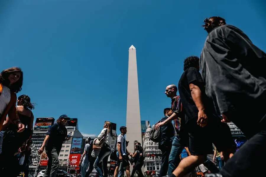 ersonas caminan por una calle en Buenos Aires (Argentina). EFE / Juan Ignacio Roncoroni