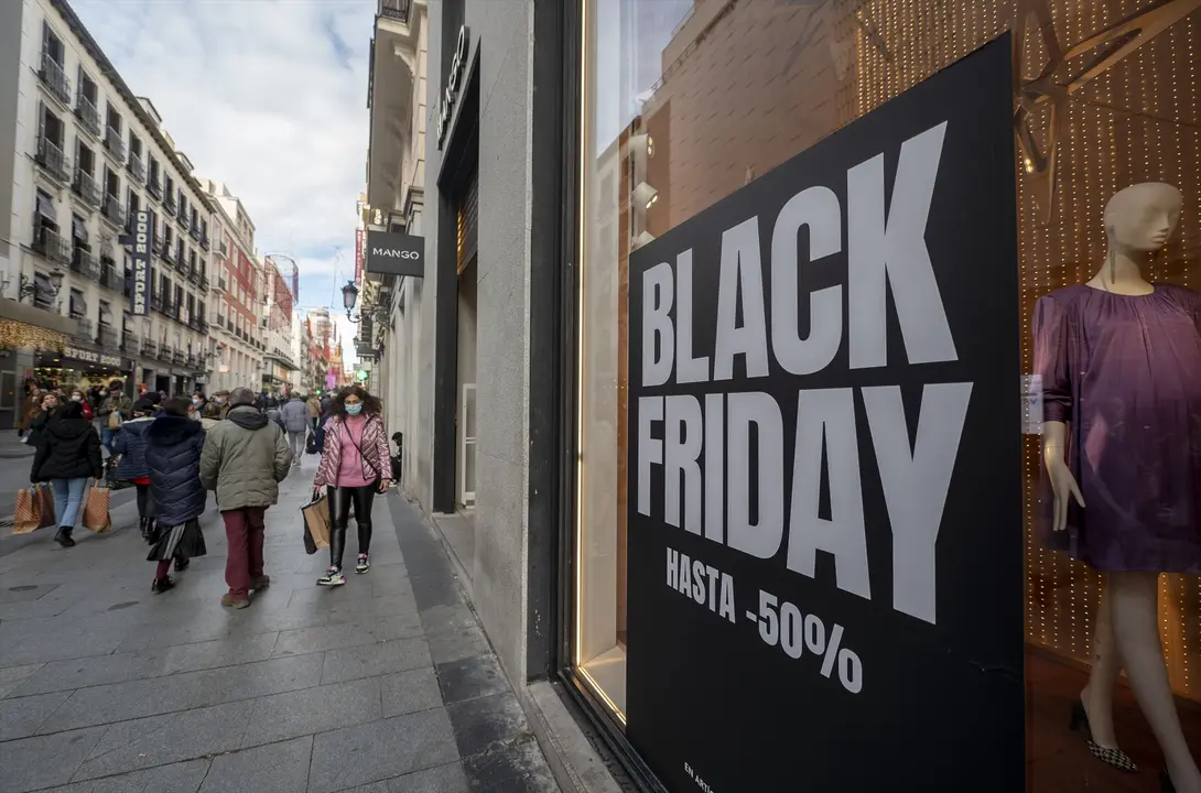 Un cartel publicitario anuncia rebajas con motivo del Black Friday. Ep / Alberto Ortega