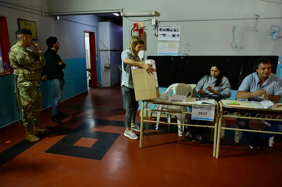 Jurados organizan un puesto de votaciones en Buenos Aires (Argentina). EFE / Mat&iacute;as Mart&iacute;n Campaya