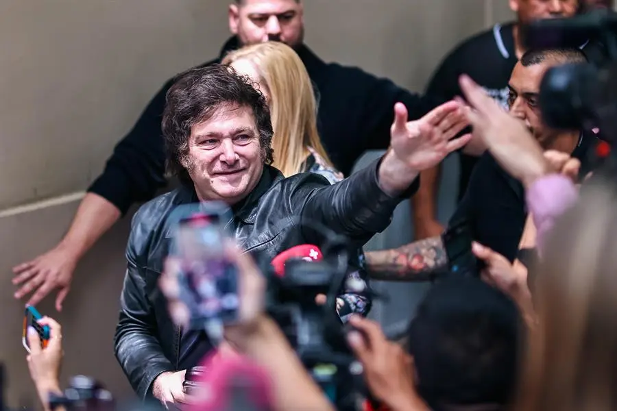 El candidato a la Presidencia de Argentina de La Libertad Avanza, Javier Milei saluda a sus seguidores tras votar en Buenos Aires. EFE / Juan Ignacio Roncoroni