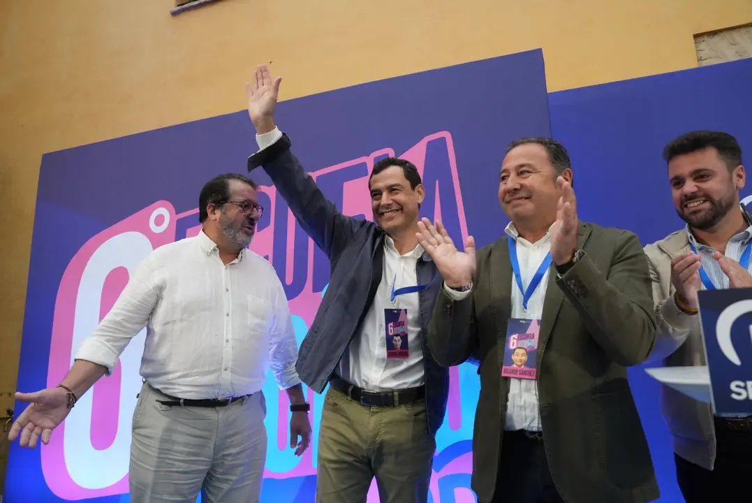 El presidente del PP andaluz, Juanma Moreno, saluda a los asistentes a la 6&ordf; Escuela de Oto&ntilde;o del PP de Sevilla. EP