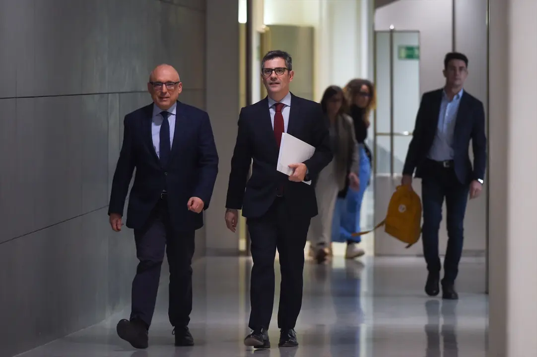 El ministro de la Presidencia, Relaciones con las Cortes y Justicia, F&eacute;lix Bola&ntilde;os (2i). EP / Gustavo Valiente