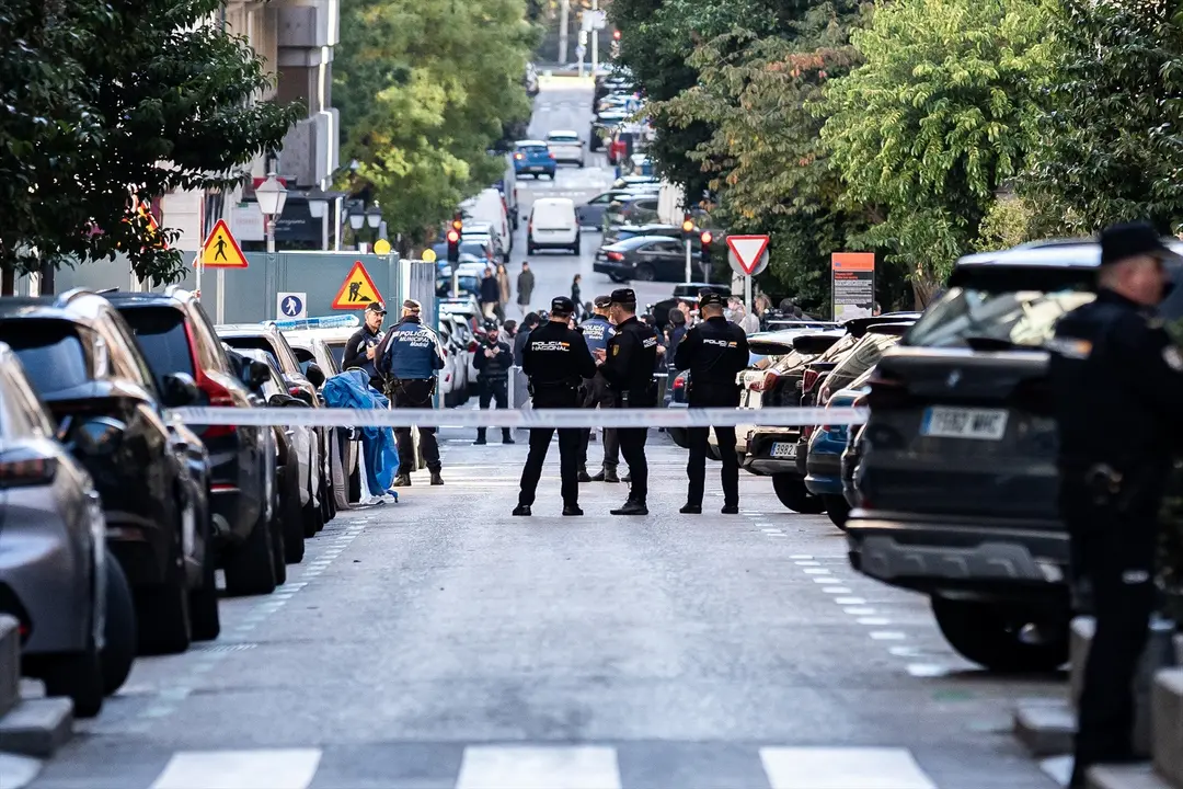 Agentes de Polic&iacute;a Nacional y Municipal en la zona donde se ha disparado al exl&iacute;der del Partido Popular de Catalu&ntilde;a y cofundador de Vox, Alejo Vidal-Quadras, el pasado 9 de noviembre. EP / Diego Radam&eacute;s