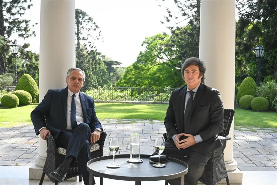 El presidente argentino, Alberto Fern&aacute;ndez (i), y el mandatario electo, Javier Milei, se reunieron en la Quinta de Olivos. EFE / Maria Eugenia Cerutti