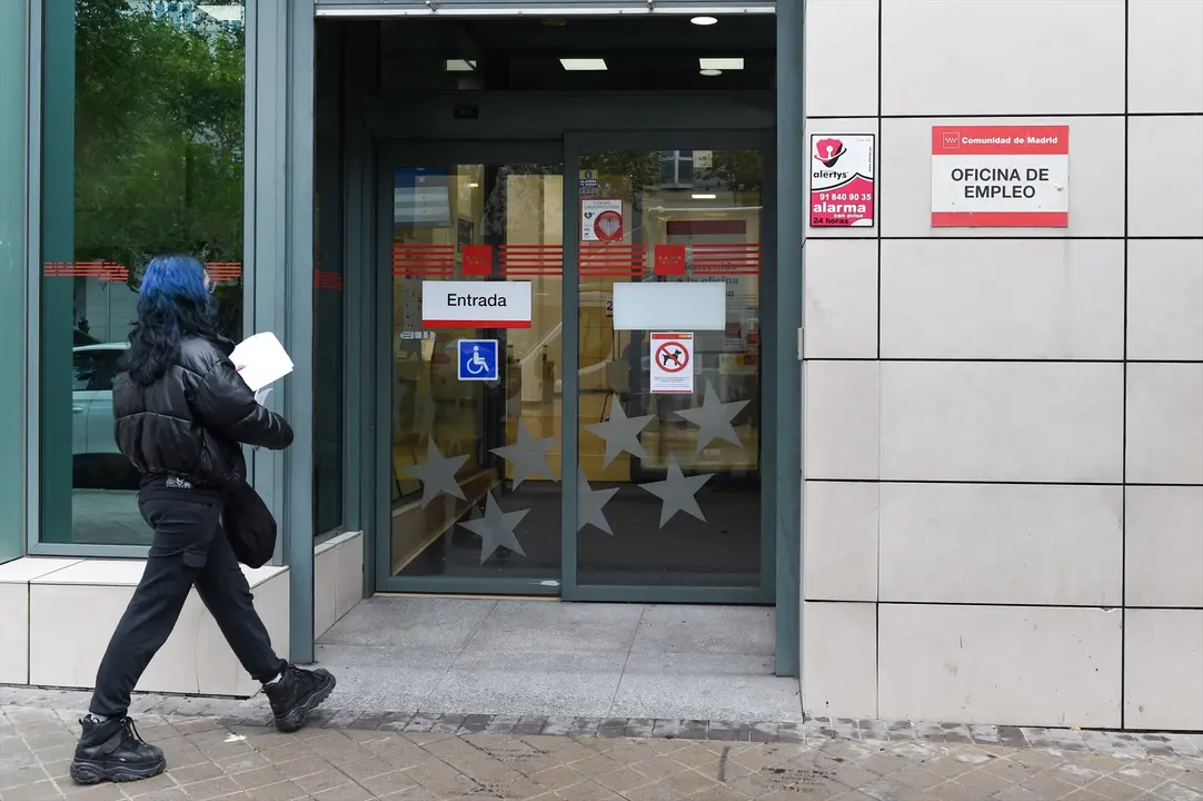 Una persona entra en una oficina del paro. EP / Gustavo Valiente