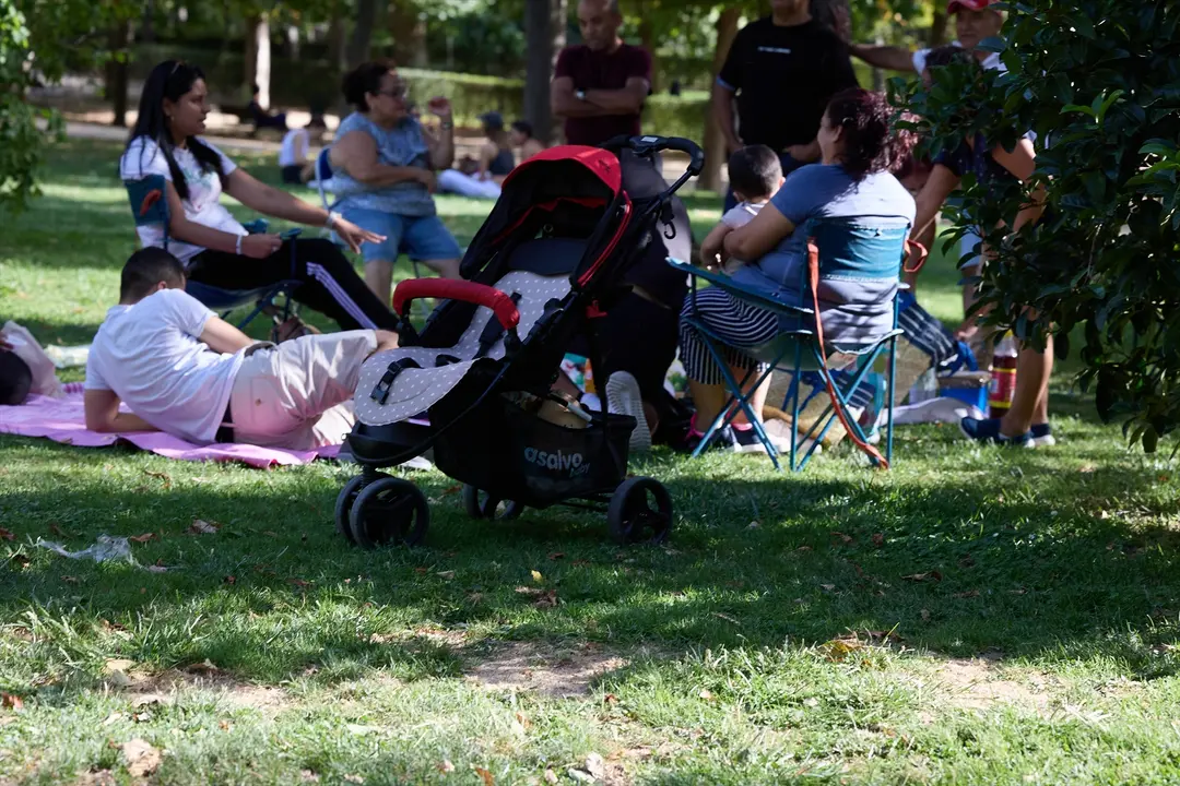 Una familia en el Parque de El Retiro. EP / Jes&uacute;s Hell&iacute;n / Archivo