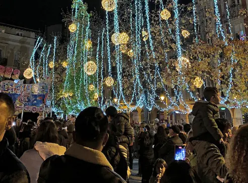 Las luces ya iluminan la navidad en Torrelavega. / Archivo / alerta