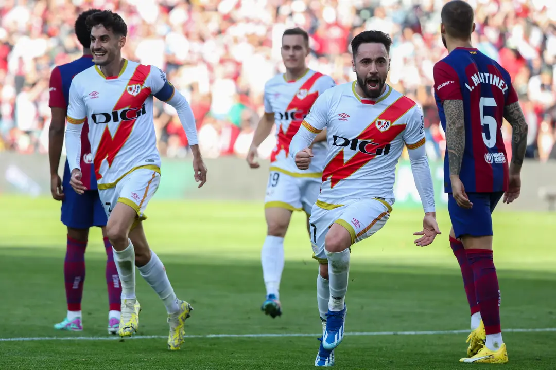 El centrocampista del Rayo Vallecano Unai L&oacute;pez (2d) celebra tras marcar el primer gol del partido de LaLiga EA Sports que ha enfrentado al Rayo Vallecano y el FC Barcelona en el estadio de Vallecas, este s&aacute;bado./Kiko Huesca
