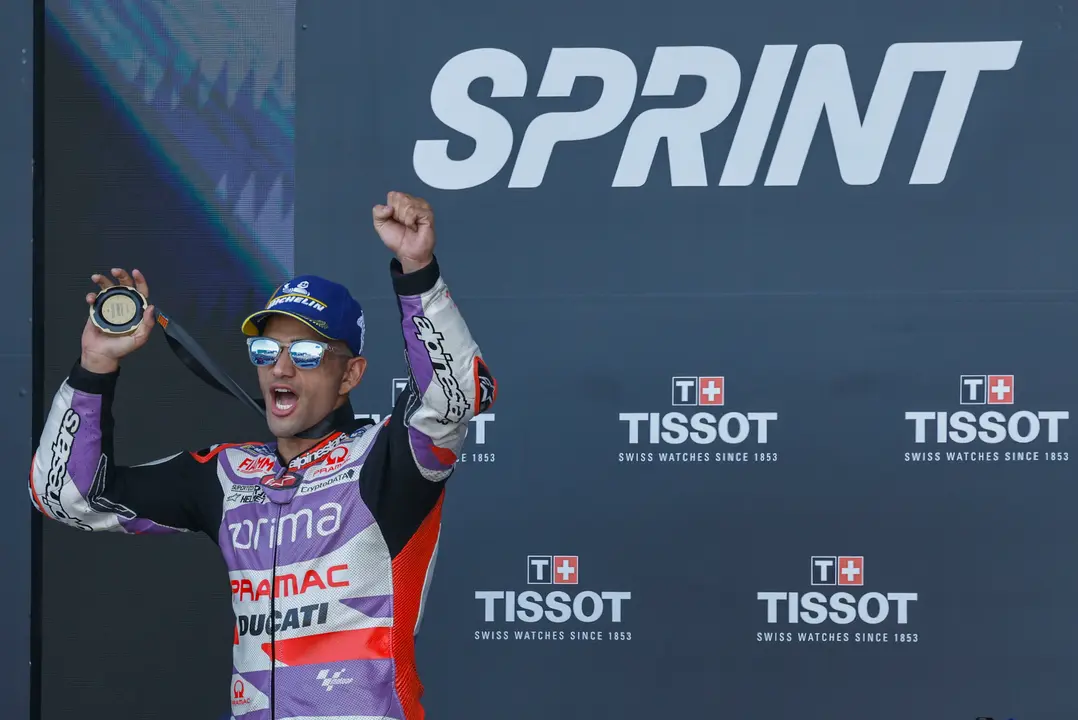 El espa&ntilde;ol Jorge Mart&iacute;n (Ducati Desmosedici GP23), en el podio, tras ganar la carrera Moto GP Sprint en el circuito 'Ricardo Tormo' de Cheste, por delante del surafricano Brad Binder (KTM RC 16) y el espa&ntilde;ol Marc M&aacute;rquez (Honda RC 213 V). / Biel Ali&ntilde;o