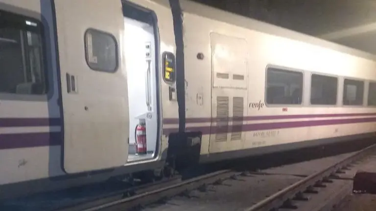 Vista del tren de cercan&iacute;as descarrilado en Madrid. / Alerta