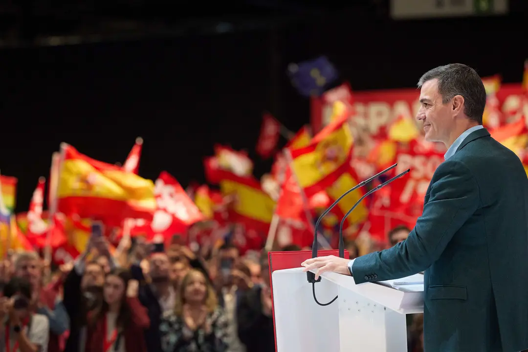El secretario general del PSOE y presidente del Gobierno, Pedro S&aacute;nchez, interviene durante un acto del PSOE, rodeado de banderas de Espa&ntilde;a. EP / Jes&uacute;s Hell&iacute;n