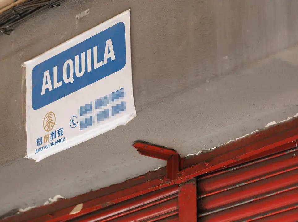 Un cartel de 'Se Alquila'. EP / Eduardo Parra