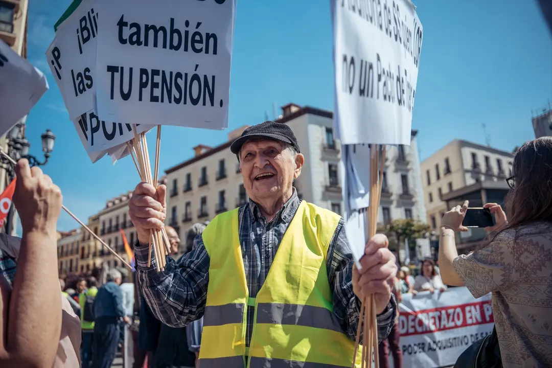 Una persona con pancartas durante una manifestaci&oacute;n contra la reforma de pensiones. / Archivo / Gabriel Luengas