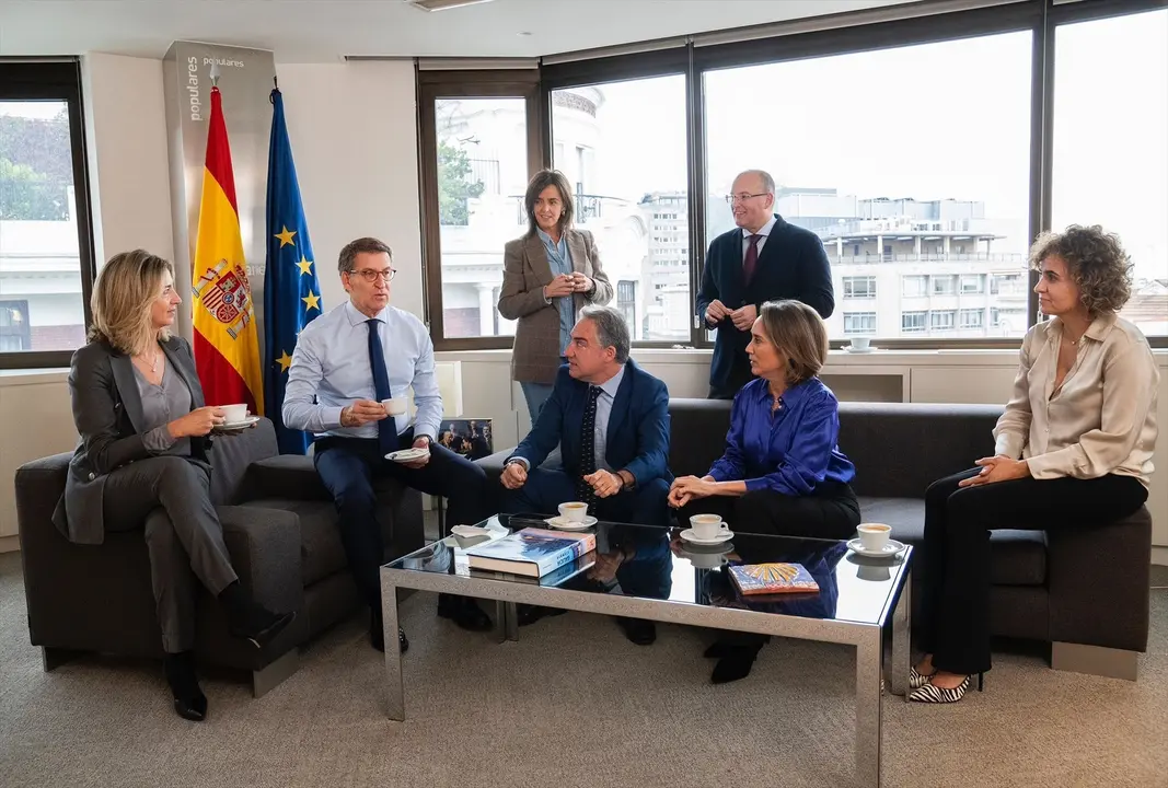 El l&iacute;der del PP, Alberto N&uacute;&ntilde;ez Feij&oacute;o, se re&uacute;ne con la secretaria general del PP, Cuca Gamarra, y otros miembros de su equipo tras los cambios anunciados en el partido. / EP / David Mudarra