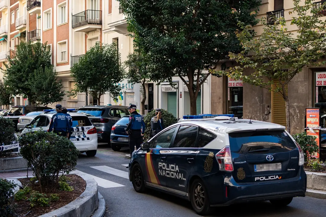 Coches de la Polic&iacute;a Nacional en la zona donde se ha disparado al exl&iacute;der del Partido Popular de Catalu&ntilde;a y cofundador de Vox, Alejo Vidal-Quadras. Archivo / Diego Radam&eacute;s