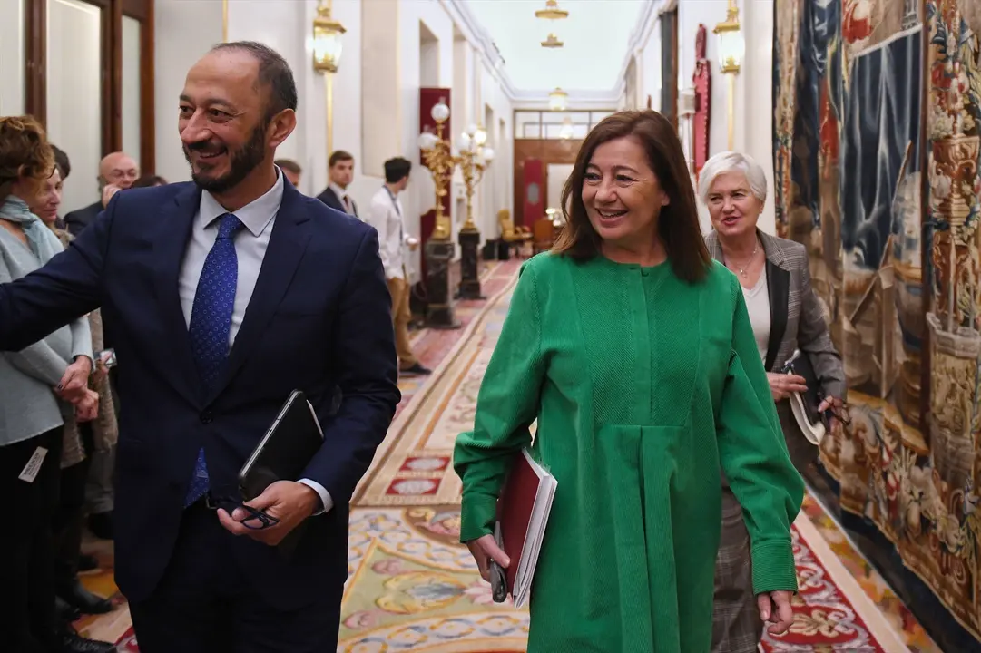 (I-D) El vicepresidente del Congreso, Alfonso Rodr&iacute;guez G&oacute;mez de Celis; la presidenta del Congreso Francina Armengol y la portavoz adjunta del PSOE en el Congreso, Isaura Leal, a su llegada a una reuni&oacute;n de la Mesa del Congreso. EP / Fernando S&aacute;nchez
