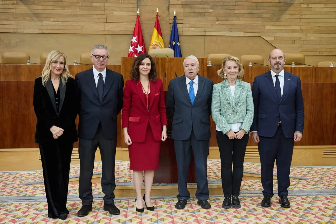 (I-D) La expresidenta de la Comunidad de Madrid Cristina Cifuentes; el exalcalde de Madrid Alberto Ruiz-Gallard&oacute;n; la presidenta de la Comunidad de Madrid, Isabel D&iacute;az Ayuso; el expresidente de la Comunidad de Madrid Joaqu&iacute;n Leguina; la expresidenta de la Comunidad de Madrid Esperanza Aguirre y el presidente del Senado, Pedro Roll&aacute;n. Ep / Jes&uacute;s Hell&iacute;n