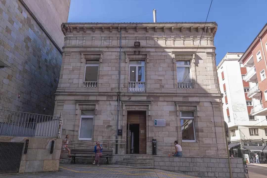 Biblioteca Gabino Teira de Torrelavega. / Alerta