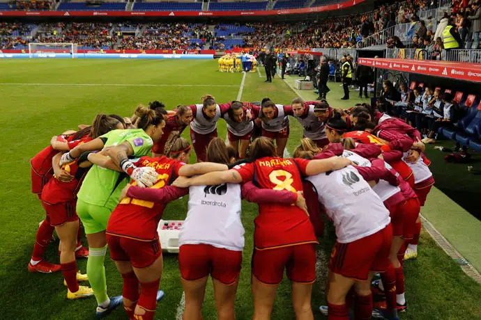 Las jugadoras de Espa&ntilde;a celebran el triunfo al final del encuentro de la Liga de Naciones entre Espa&ntilde;a y Suecia. EFE/Jorge Zapata