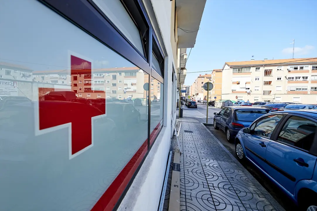 Fachada de un local de la Cruz Roja en el barrio La Inmobiliaria de Torrelavega. / Alerta