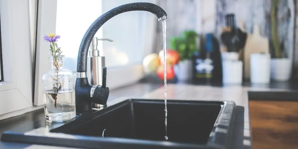 Un grifo de agua abierto. / Alerta