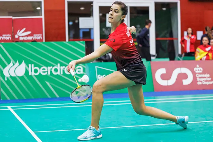 La espa&ntilde;ola Carolina Mar&iacute;n devuelve el volante a la italiana Judith Mair. EFE/Sergio P&eacute;rez
