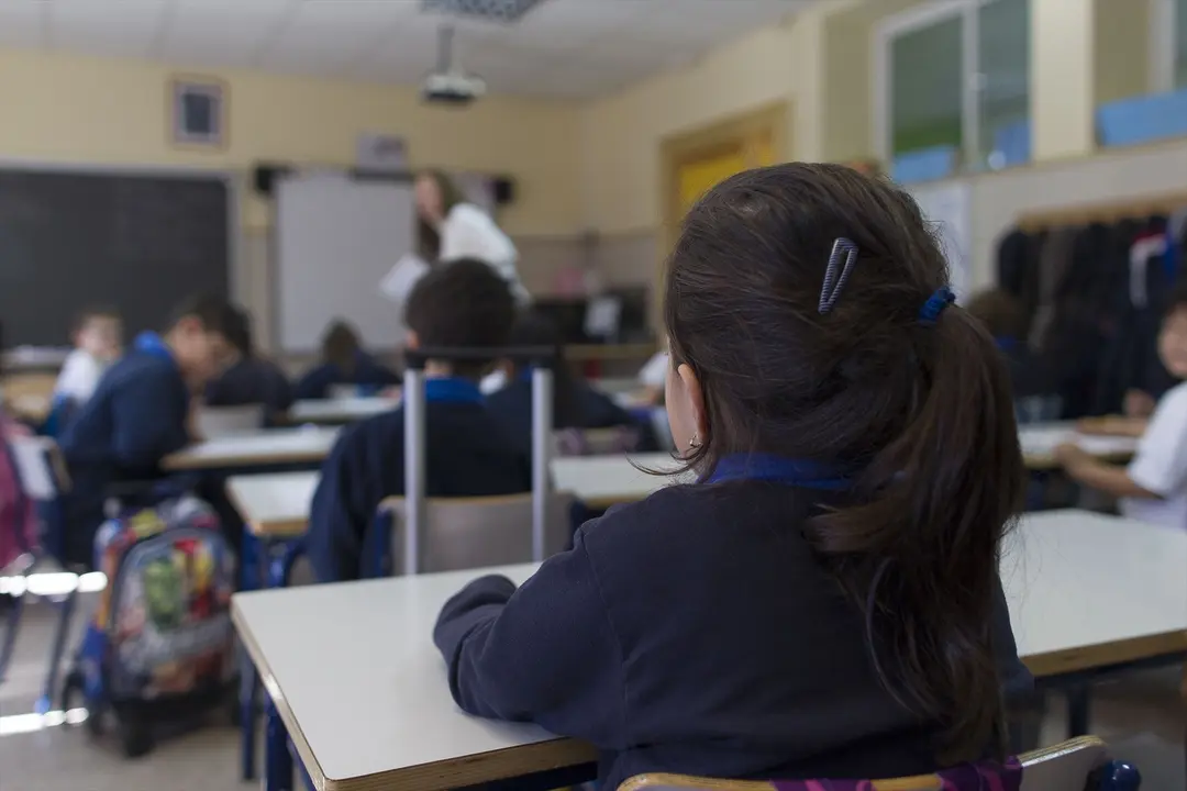 Ni&ntilde;os en un aula. / Alerta